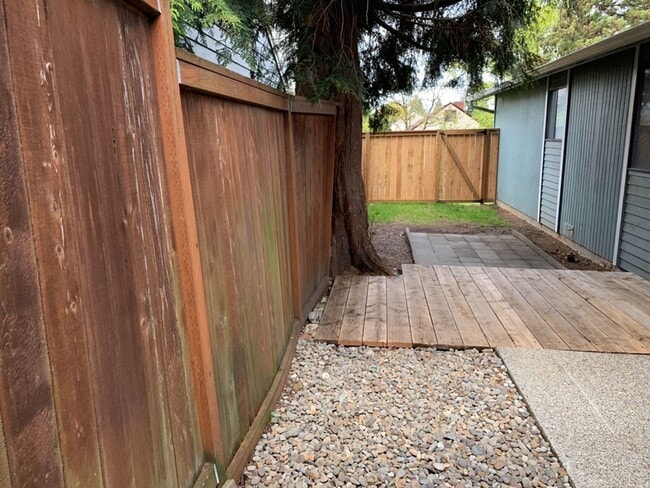 Building Photo - 3 Bed 2 Bath House~ Kenton Neighborhood~ Large Trees plus  W/D Hook Ups!