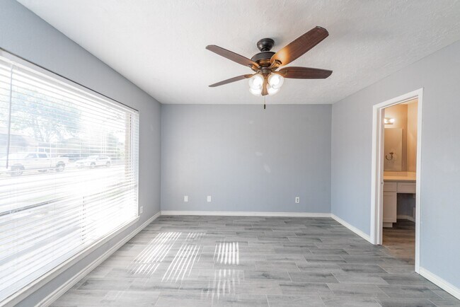 Building Photo - 3323 Silverside Dr