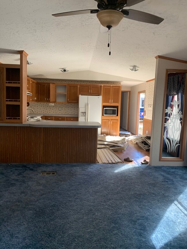 Building Photo - 1996 Fleetwood Lot 10