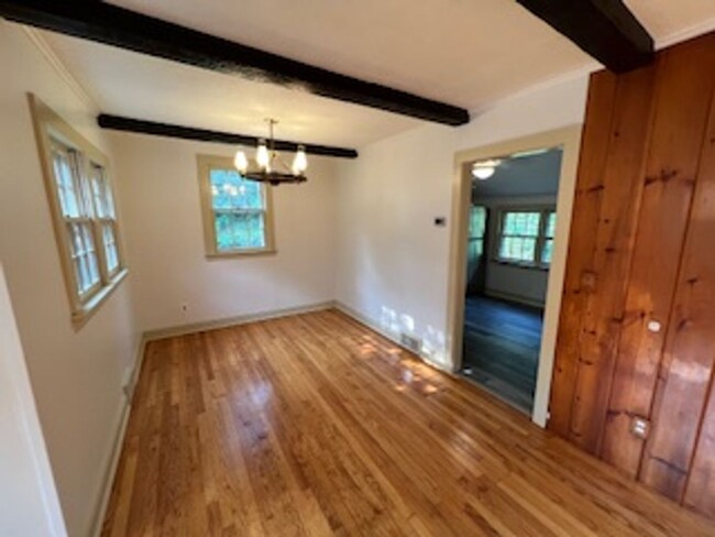 Building Photo - Cozy, 2 bedroom Single Family Home