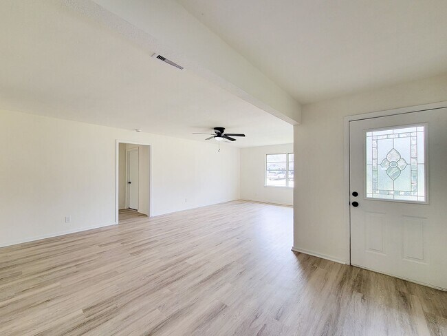 Building Photo - This beautifully remodeled 3-bedroom, 2-bathroom home in the heart of Lake Jackson, Texas, offers...