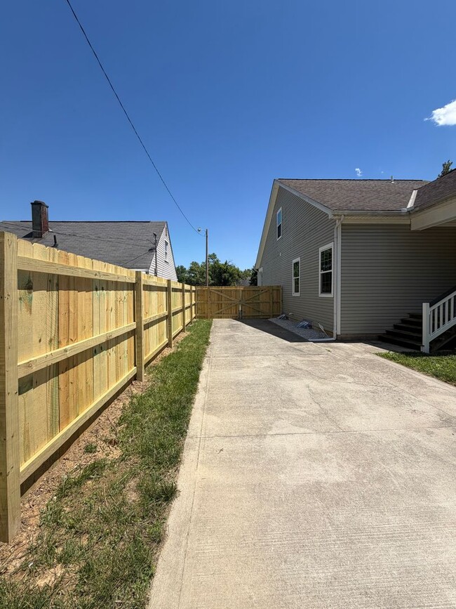 Building Photo - Stunning 3 Bedroom Home with Primary Suite on First Floor
