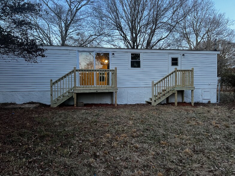 Building Photo - 811 Williams Lake Rd