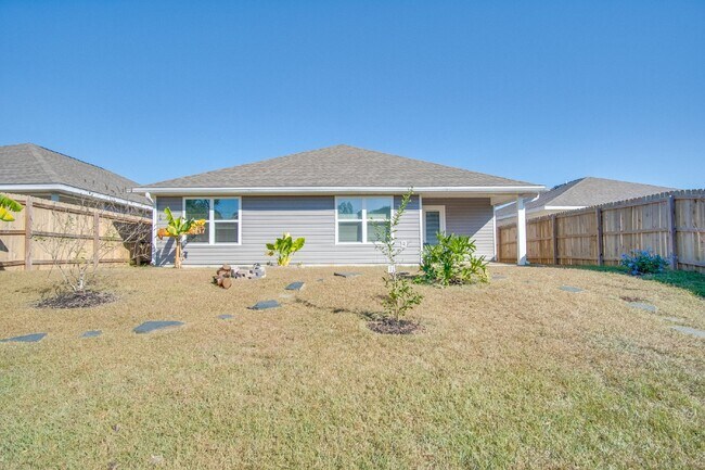 Building Photo - 4-Bed, 2-Bath Home in Woodlands Subdivision with Solar, Open-Concept Living, Modern Kitchen, Fenc...