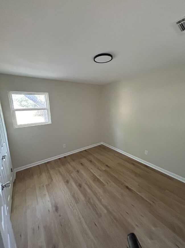 Building Photo - "Charming 4-Bedroom Retreat with Granite T...
