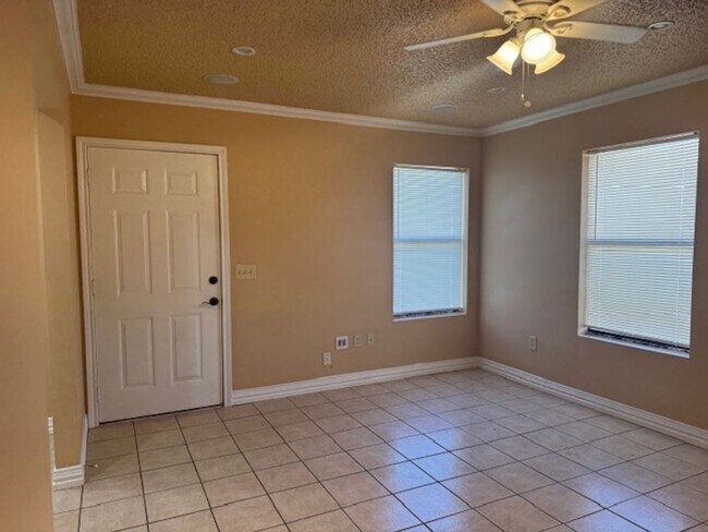 Building Photo - 3/1 Fenced yard Pet Friendly Gladewater ISD