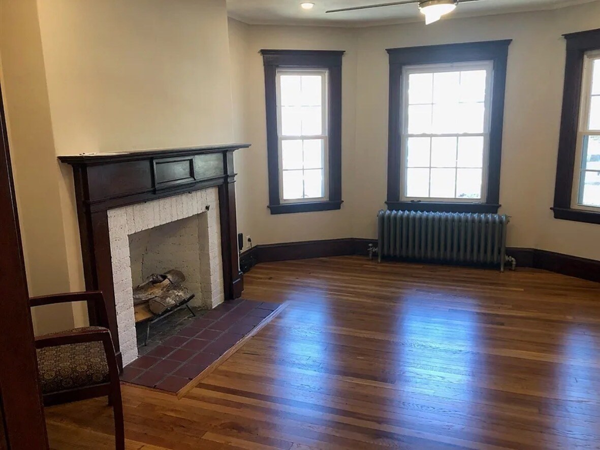 Building Photo - 124 Bynner St