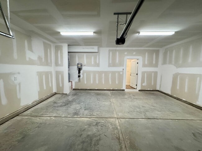 Building Photo - Beautiful New 3BR/2.5BA Townhouse