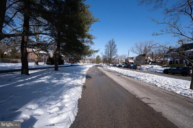 Building Photo - 227 E Hathaway Ln