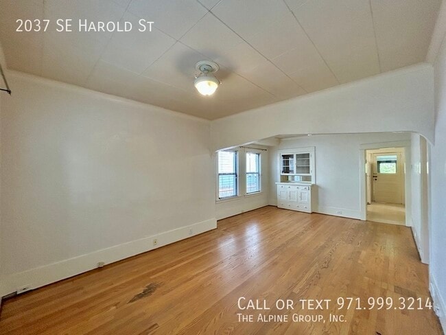 Building Photo - 2037 SE Harold St