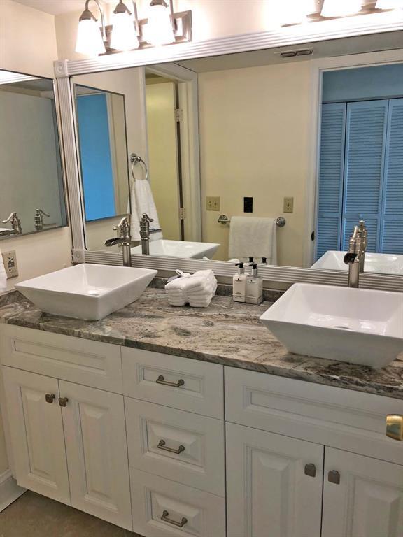 Building Photo - 160 Columbia Dr