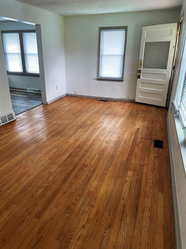 Building Photo - Lovely Two Bedroom House Near Washtenaw Golf Club!