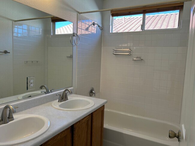 Building Photo - 4 Bedroom Pool Home