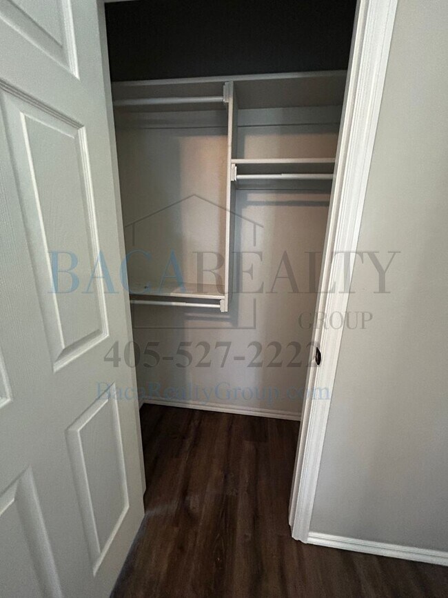 Building Photo - 3BR 2BA duplex with 2 car garage in Yukon!!