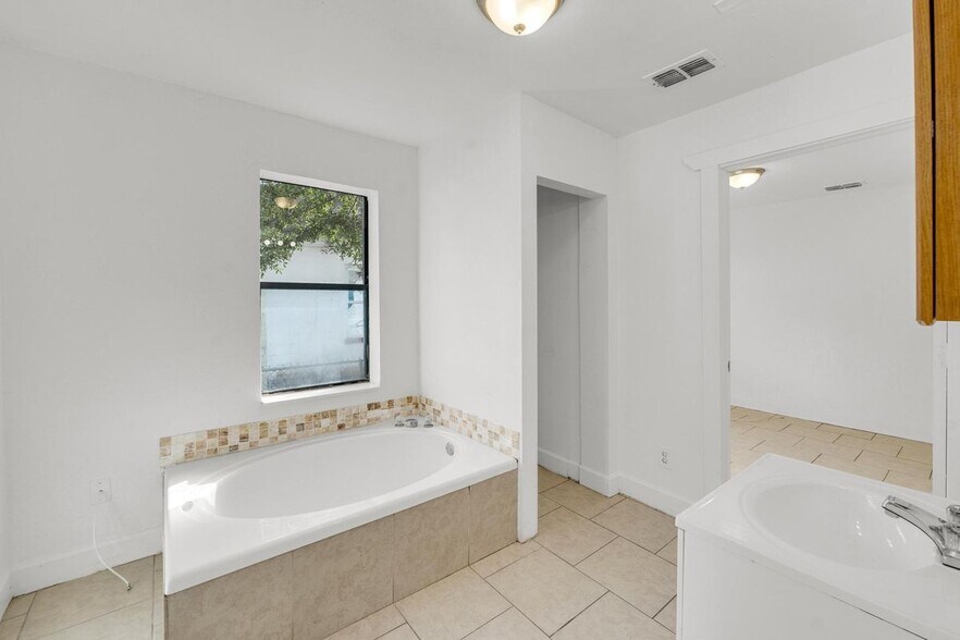 Building Photo - 1830 W 27th St