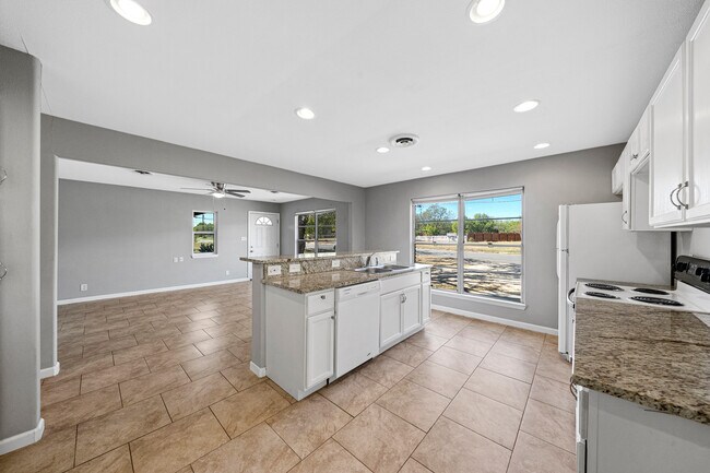 Building Photo - 308 E Cheryl Dr