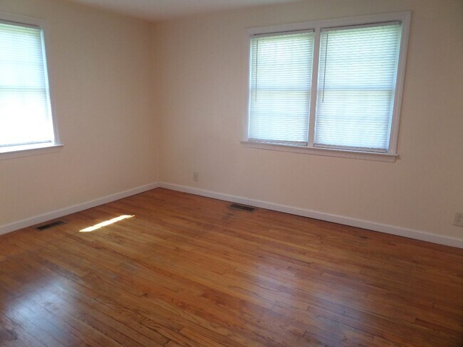 Building Photo - 608 Vail St