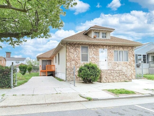 Building Photo - 711 N Ohio Ave