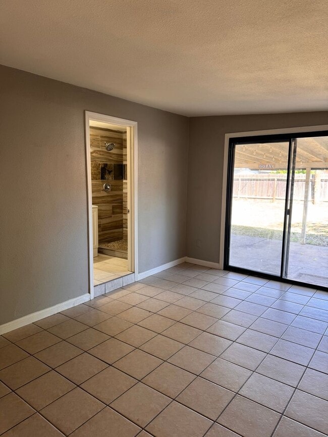 Building Photo - Beautifully Updated 4/2 in Old Fig