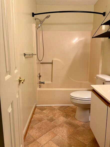 Master bathroom - 208 Quarter Trl