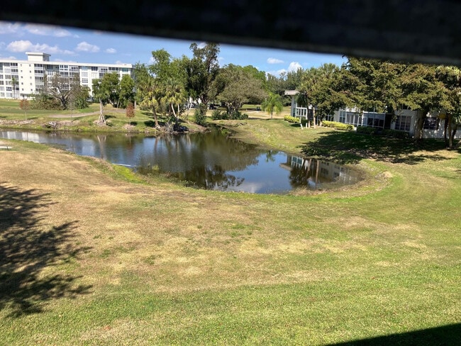 Building Photo - 2601 S Palm Aire Dr