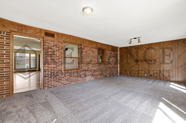 Building Photo - 2242 S Ridgewood Dr