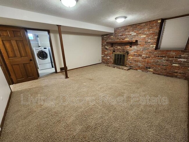 Building Photo - 7821 Trendwood Dr