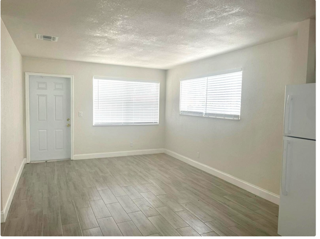 Building Photo - LARGE NEWLY RENOVATED 2 BEDROOM APARTMENTS