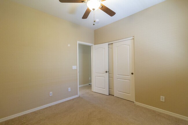 Building Photo - Fantastic single story, split floor plan h...