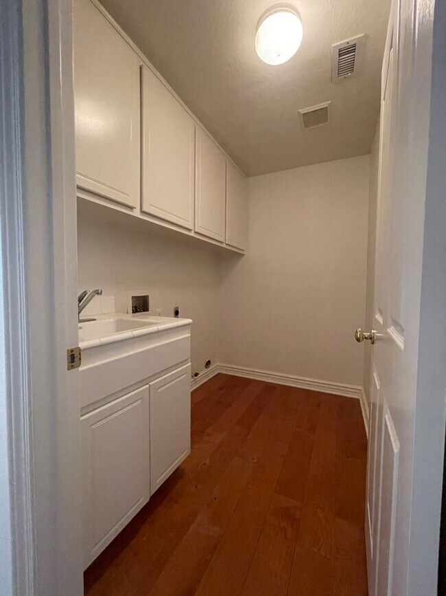 Building Photo - Spacious 5 Bed (4bed+Bonus room)/3 Bath 3000sq ft home in Laguna Niguel Guard Gated Community