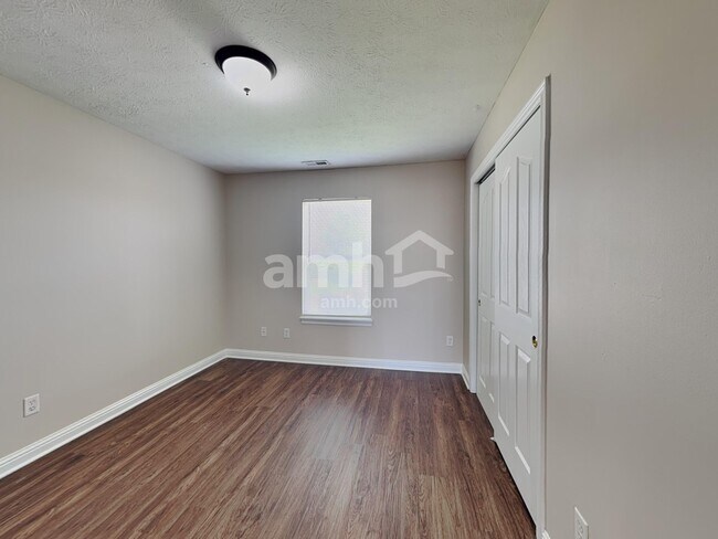 Building Photo - 960 Foxtail Ct