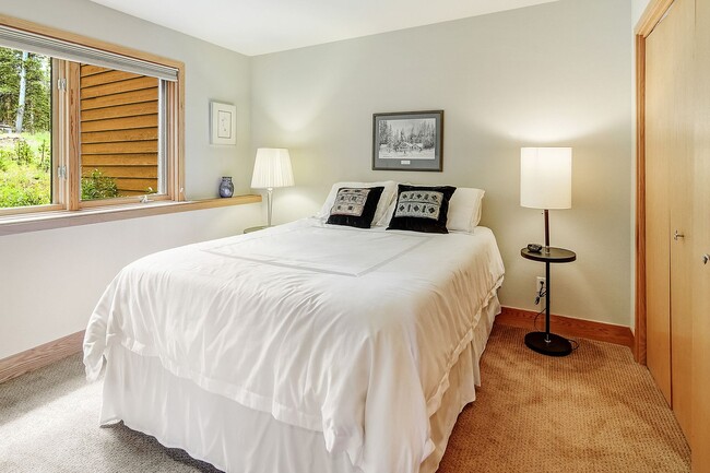 Building Photo - Flexible lease terms! Garage! Beautiful views!