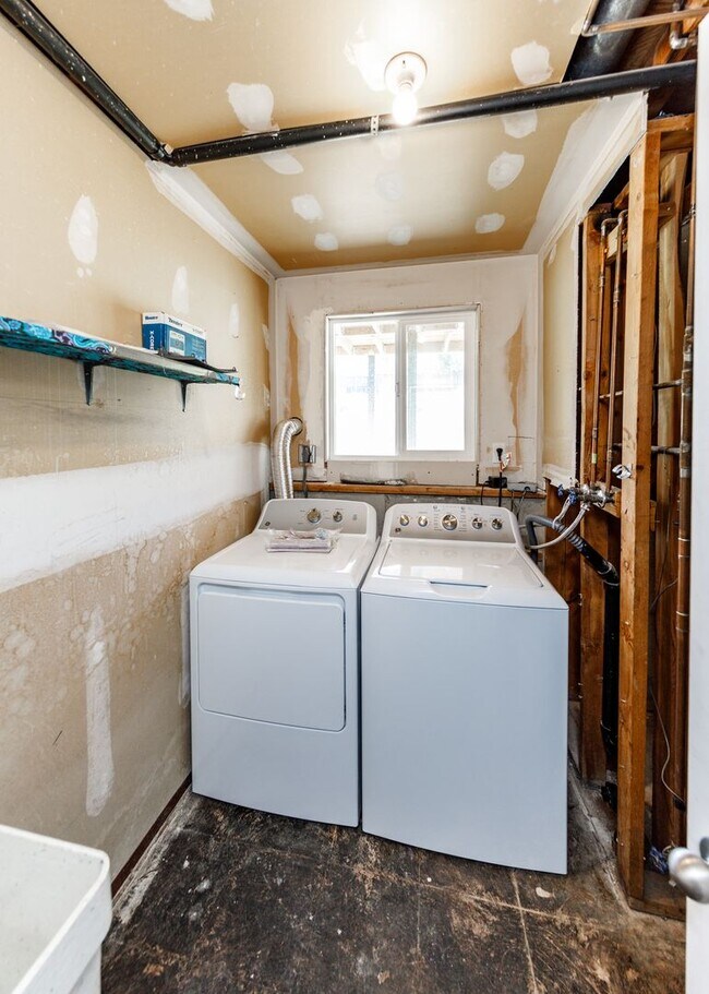 Building Photo - Charming 3 Bed Home Centrally located, Lar...