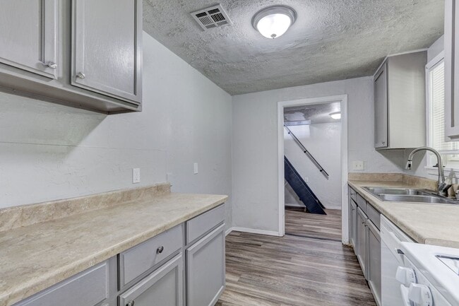 Building Photo - Newly Renovated  4 bedroom 1 bath
