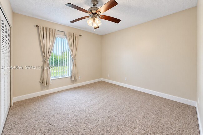Building Photo - 1401 W Golfview Dr