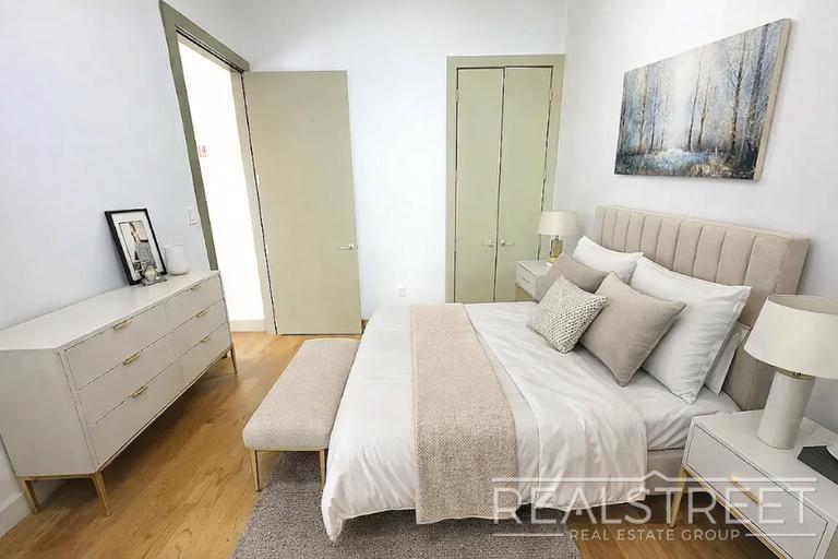 Building Photo - Central Avenue