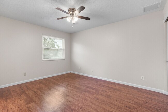 Building Photo - 2078 Loma Linda Way N