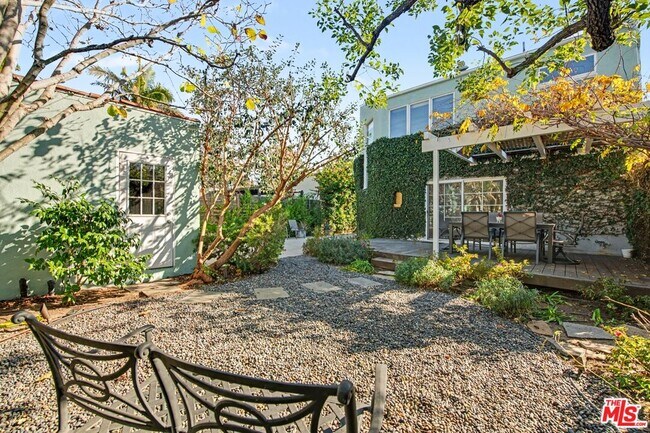 Building Photo - 10543 Almayo Ave