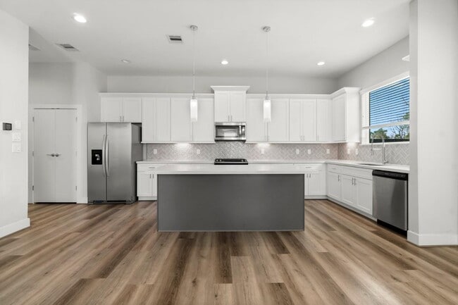 Building Photo - 3362 Pinemont Dr