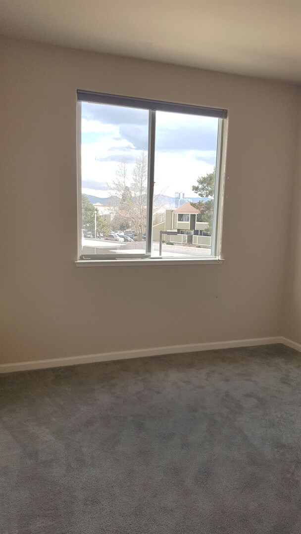 Building Photo - Gorgeous Town Home Across from Virginia Lake!