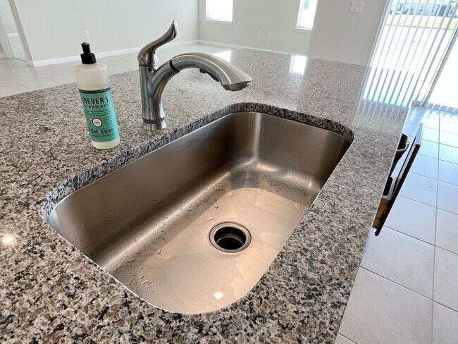 Building Photo - Awesome house for rent in St Cloud Area