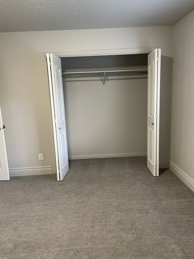 Building Photo - CHARMING HAMLET TOWNHOME