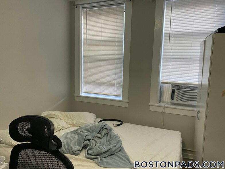 Building Photo - 161 Endicott St