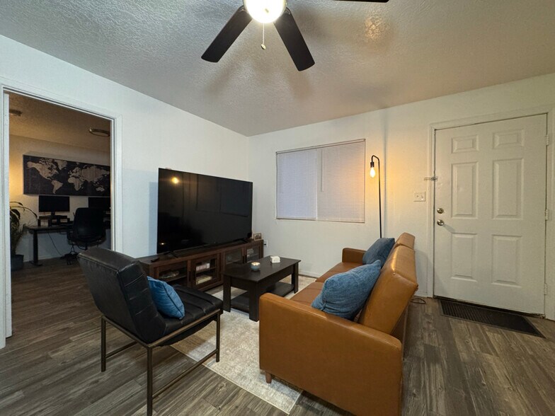 Building Photo - 652 Vancouver Rd SE