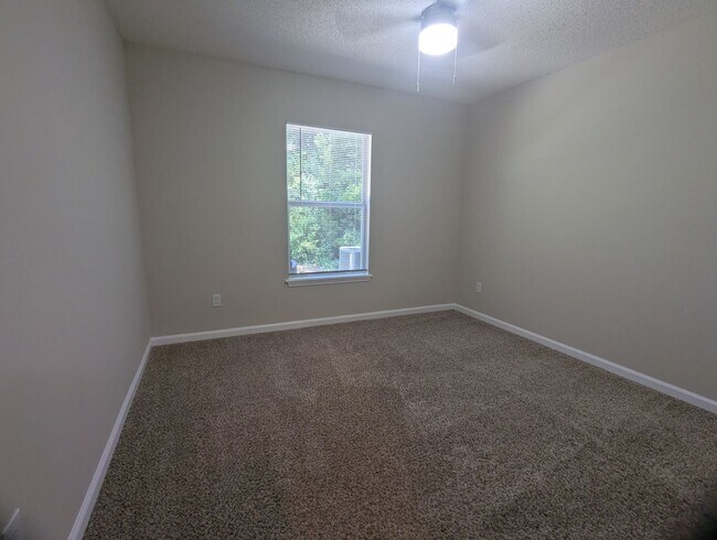 Building Photo - 3/2 WITH A GREAT PRICE AND READY FOR IMMED...