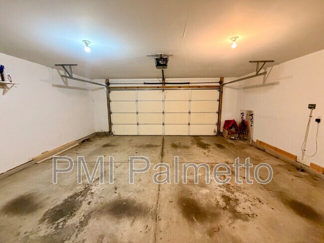 Building Photo - 1064 Kingston Village Loop