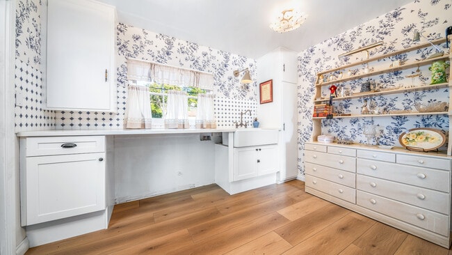 Building Photo - Burbank Wonder Years house