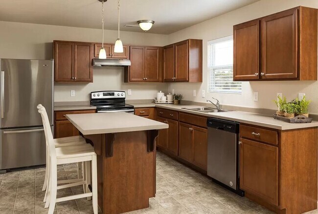 Building Photo - Newer 2000 sq ft 4 bedroom home for Lease