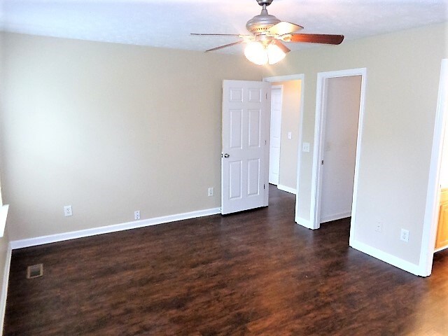 Building Photo - 2935 Greentree Dr