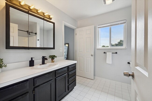 Building Photo - 578 E Mahan Ave